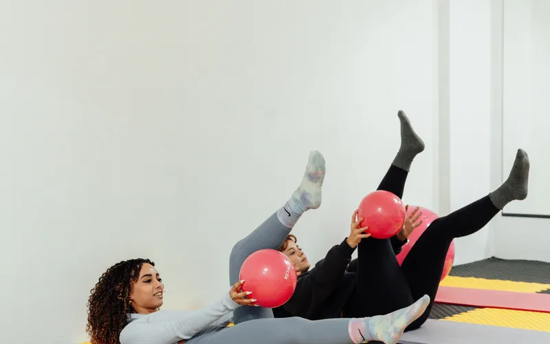 Groepsles mat Pilates in een lichte studio